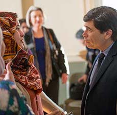 student in conversation with professional